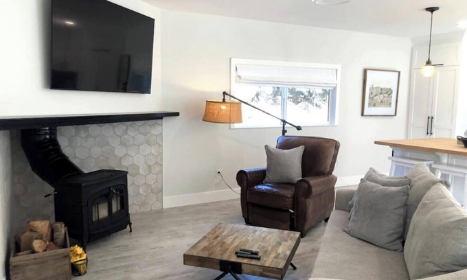 Ojai Cottage | Country cottage just outside Ojai and close to nearby hiking trails