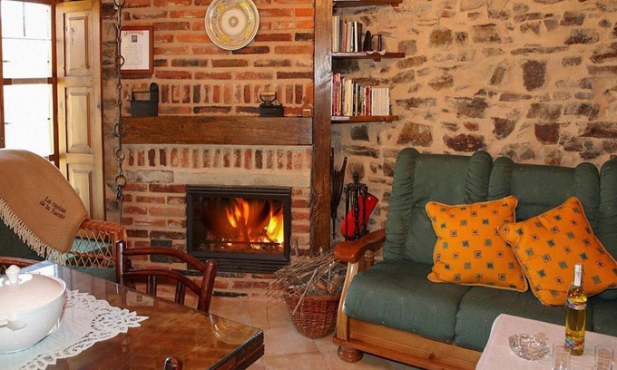 Santa Colomba de Somoza Maison | Country House 'La Casina De La Fuente' with Private Garden and Wi-Fi