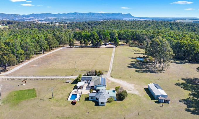 Lovedale Maison | Country Estate in hunter valley with 23 rooms, 2 heated pools, basketball court