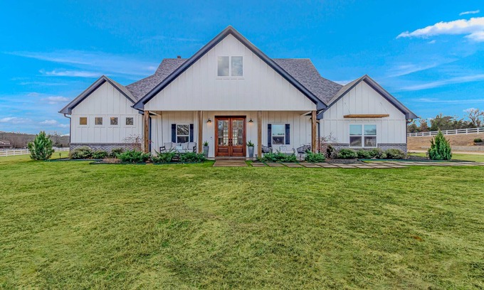 Lindale Maison | Country estate - pool, outdoor kitchen, home theater, game room, porches