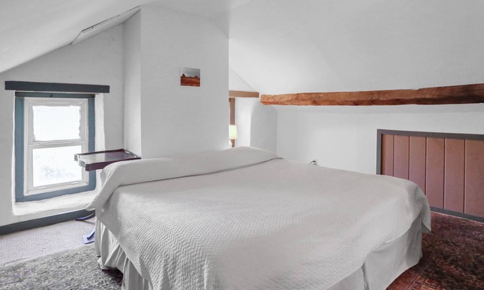 Lenhartsville Maison | Country Farmhouse, Sleeps 8, Hot Tub