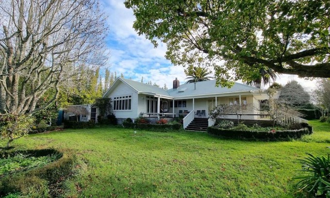 Taupaki Maison | Country Garden Oasis with Parking and Wi-Fi