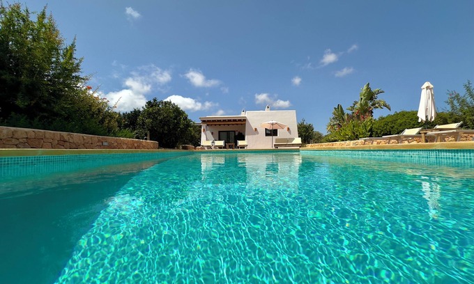 Santa Eulalia del Rio Villa | MAISON SUR LE TERRAIN AVEC PISCINE PRIVÉE WIFI GRATUIT ET A / C GRATUIT