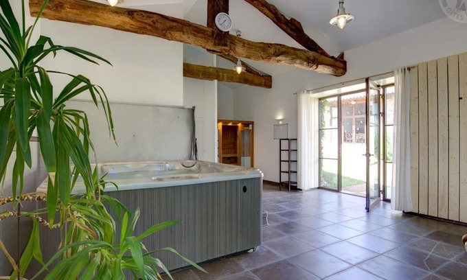 Saint-Just-la-Pendue Cottage | Maison de campagne avec Jacuzzi, Sauna, Wi-Fi et Jardin privatif