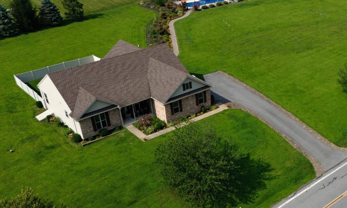 Mertztown Maison | Country Home Hot tub, Sauna, Pool table. 10 minutes from Bear Creek Ski Resort