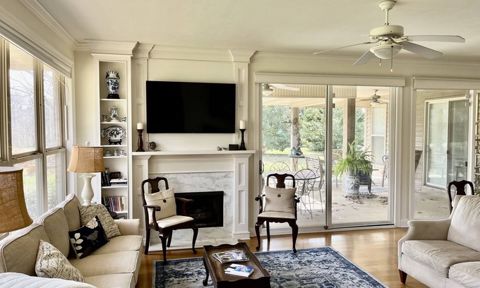 Canton Maison | Country home w/beautiful views, close to town, reservoir and Natchez Trace