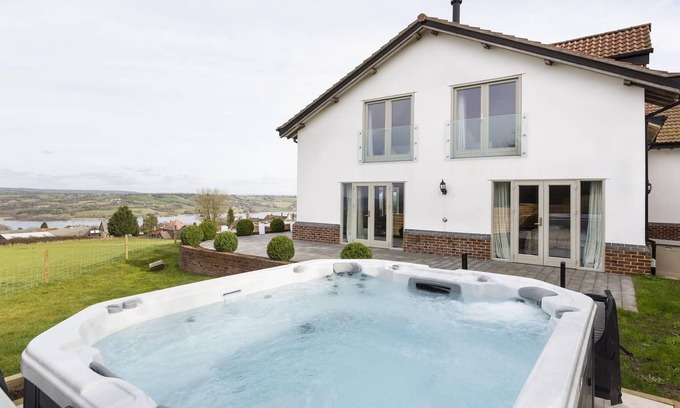 Blagdon Maison | Large House with Hot Tub & Panoramic Lake Views