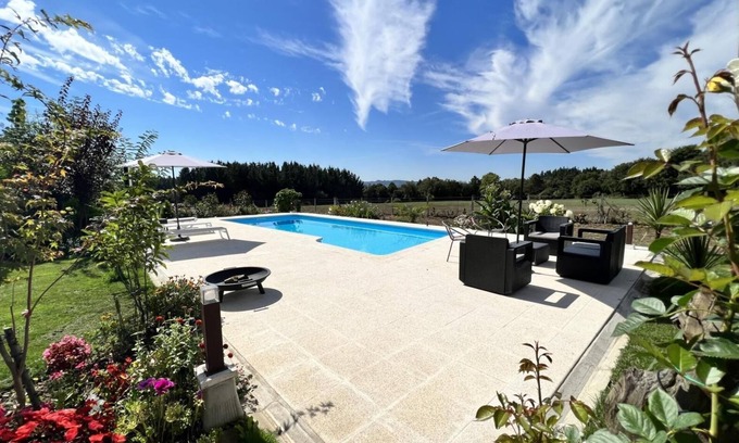 Guntin Maison | Country House 'Albaredo' with Mountain View, Private Pool and Wi-Fi