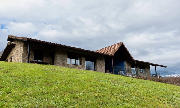 Valle de Carranza Maison | Maison de campagne "Amama" avec vue sur les montagnes, piscine privée et jardin privé