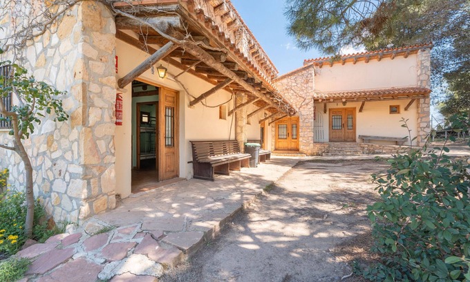 Sinarcas Cabine | Country House 'Cabañas Rusticas 1' with Mountain View, Shared Pool and Wi-Fi