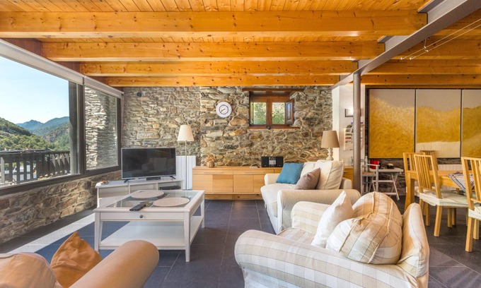 Tavascan Maison | Country House 'Casa Guillem 3' with Lake View, Wi-Fi and Air Conditioning
