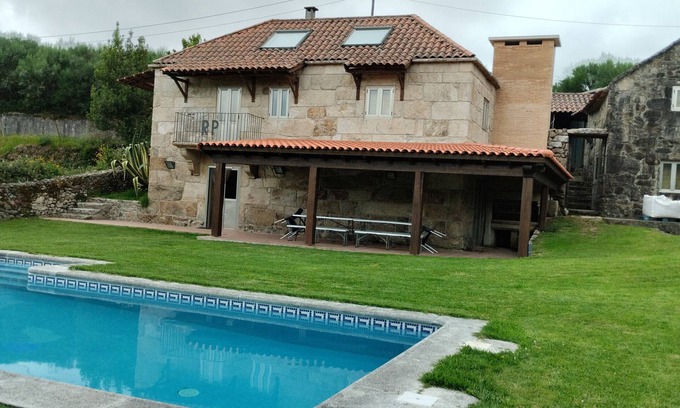 Covelo Maison | Casa rural 'Casa Rural Rectoral De Prado' con vistas a la montaña, piscina privada y terraza privada