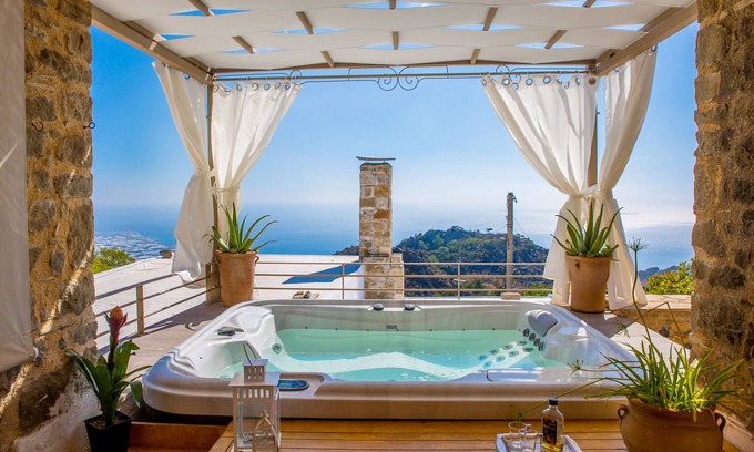 Anatoli Maison | Maison de maître avec jacuzzi en plein air et vue imprenable sur la mer Méditerranée