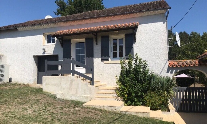 Agonac Maison | Maison de campagne en Périgord près de BRANTOME avec piscine privée-