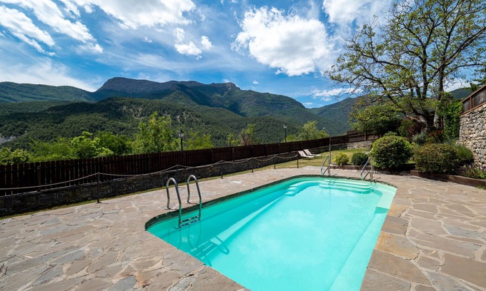 Lardies Maison | Maison de campagne 'Nogal' avec vue sur les montagnes, piscine partagée et Wi-Fi