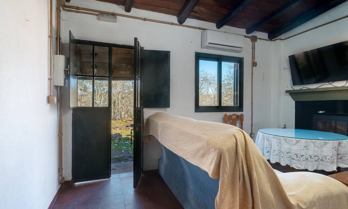 Fuenteheridos Maison | Maison de campagne 'Nueva' avec vue sur les montagnes, piscine partagée et climatisation