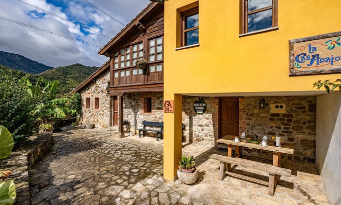 Penamellera Baja Maison | Country House 'Para Casa De Abajo' with Mountain View, Private Terrace and Wi-Fi