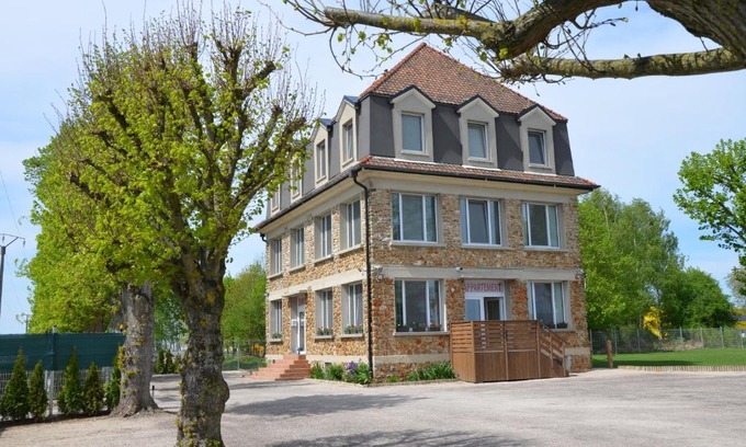 Pommeuse Hôtel | Country House Reem
