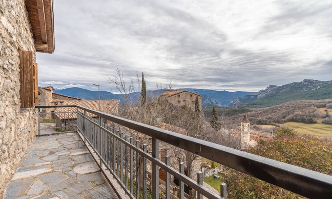Montcortes Maison | Country House 'Sisquet' with Mountain View, Private Terrace and Wi-Fi