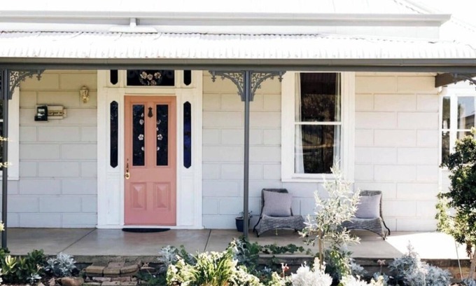 Rutherglen Maison | Country House - sleeps 6-8. Vineyard views & stroll to town. Pet Friendly !