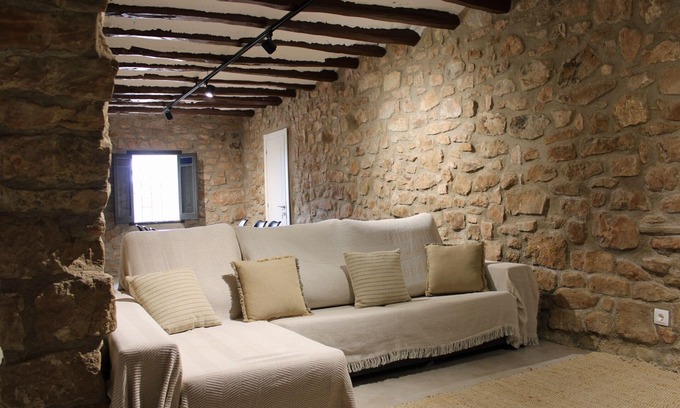 Argencola Maison | Country house surrounded by fields