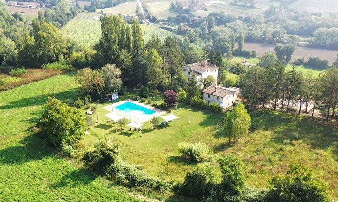 Montone Appartement | Maison de campagne avec grande piscine et restaurant privé dans le cœur vert de l'Italie