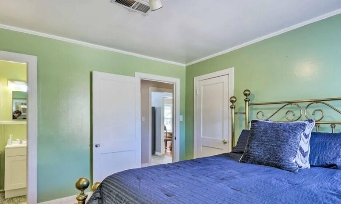 Pine Bluff Maison | Country-Lux Stay & Play Spacious, Cozy Retreat--Experience True Comfort and Joy