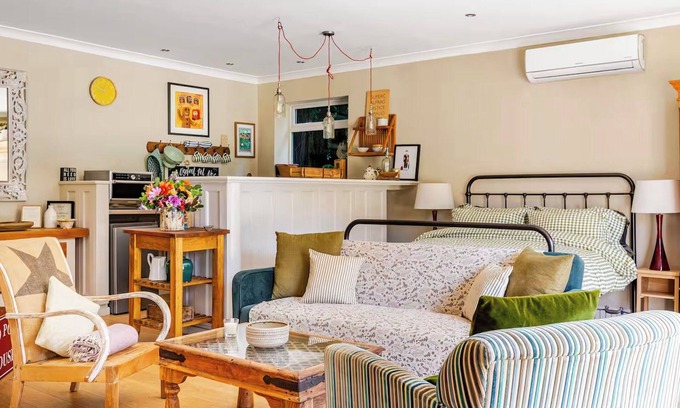 Bradford-on-Avon Cabine | Country Retreat, Wood Burning Stove, Air Con, Parking & Dog Play Fields nr Bath