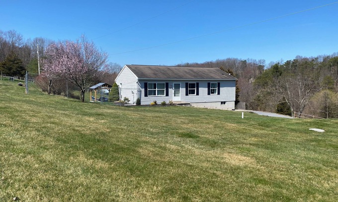 Elliottsburg Maison | Country retreat, dogs ok, fire pit, 15 min 81/76, Carlisle