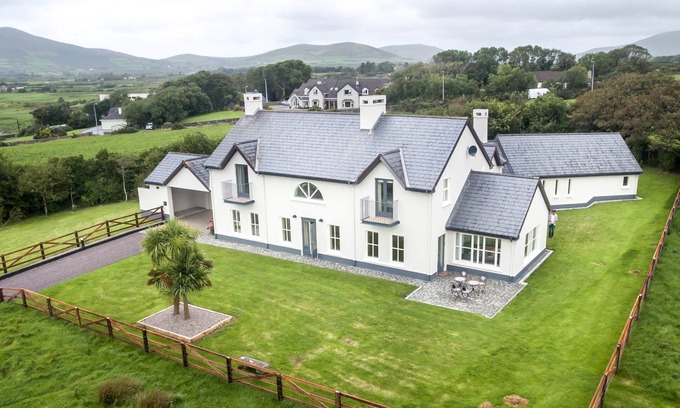 Dingle Maison | Country Setting in the Middle of Dingle Town.