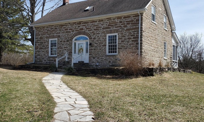 Beckwith Maison | Country stone house on 40 acres, great base to explore historic Ottawa.