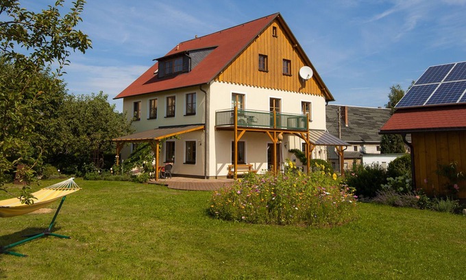 Seifhennersdorf Appartement | Country-style vacation apartment | quiet location | in the blooming rose garden