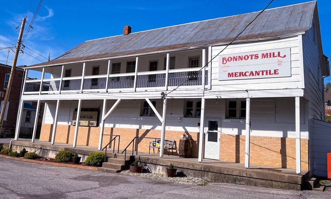 Bonnots Mill Maison | Country Townhouse near Osage River: Go boating, UTV gravel roading, fishing!