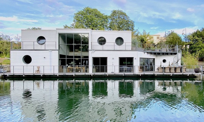 Neuilly-sur-Seine Location De Bateaux | Countryside in Paris An architect house like an island facing water and nature.