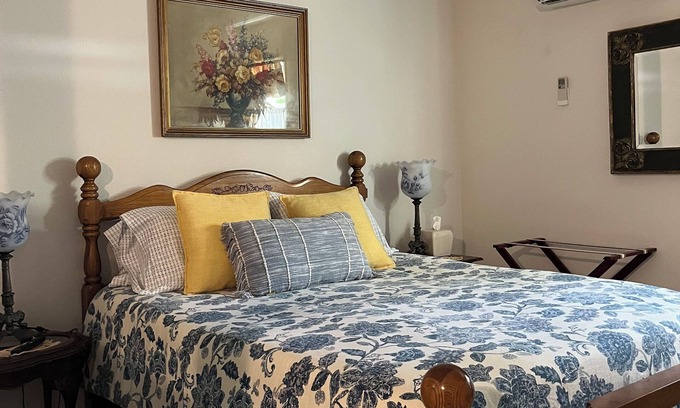 Glen Rose Appartement | Couples retreat~two minute walk to historic downtown Square~Centrally located.