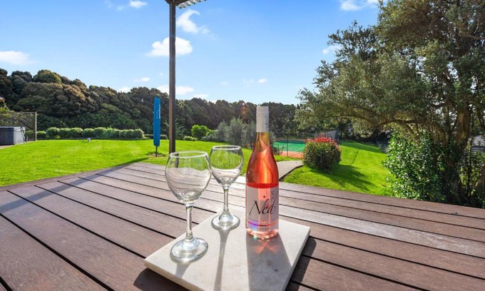Waihi Beach Maison | Courtside Quarters - Waihi Beach Holiday Home