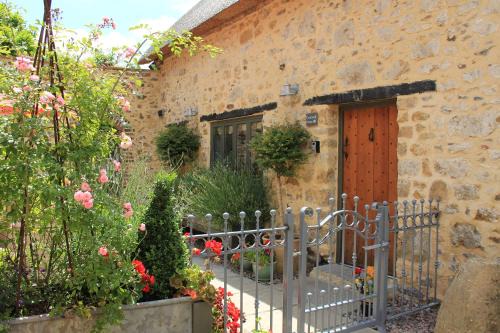 Horton Maison | Courtyard Cottage at Stepps House