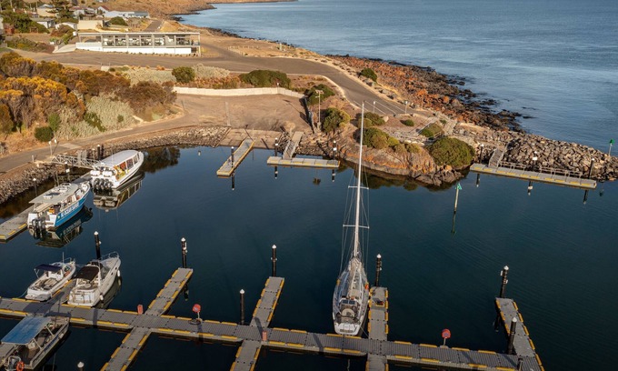 Penneshaw Appartement | Cove Landing Marina Apartments 1, 2 & 3 Sleeps up to twelve (12) guests