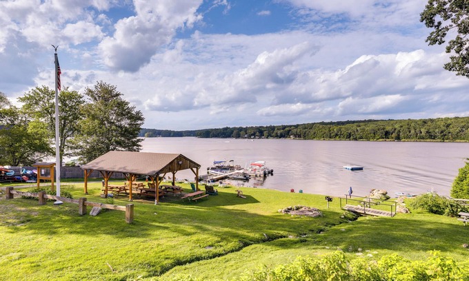 Coventry Lake Appartement | Coventry Lake Getaway w/ Yard: Near UConn!