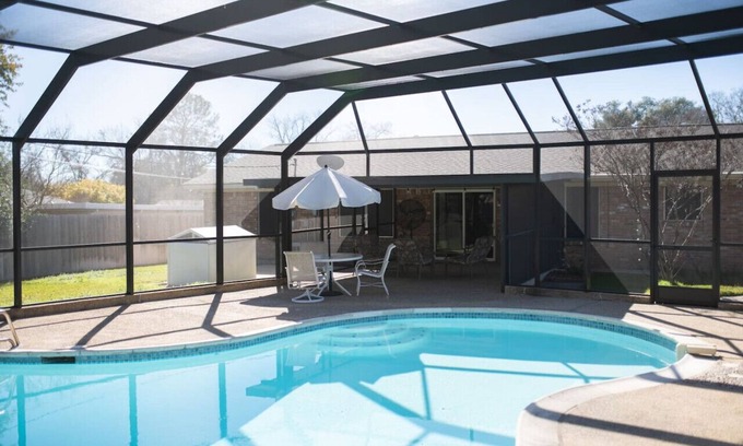 Redmond Terrace Maison | Covered Pool 1 Mi Walk to Kyle Field
