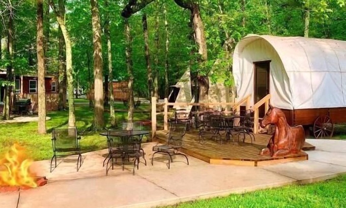 Manchester Cabine | Covered Wagon - Feel the thrill of Glamping at it's best!