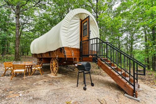 Hochatown Appartement | Covered Wagon Vacation Rental in Broken Bow!
