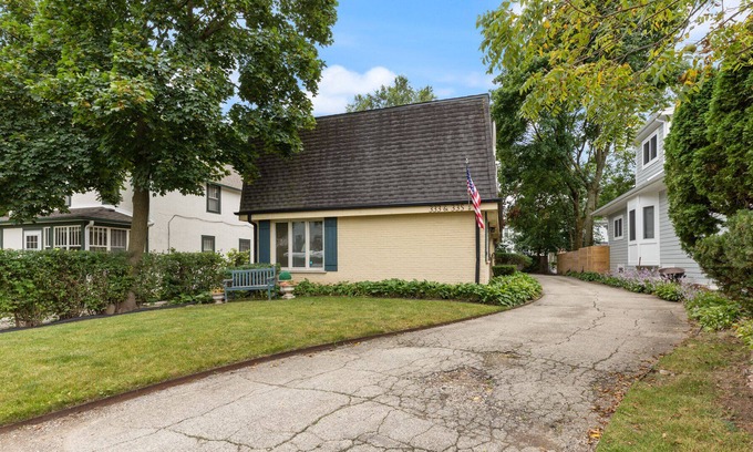 Lake Forest Maison | Coveted Location: Downtown Lake Forest 3/2.5 Duplex, Comfy and roomy convenience