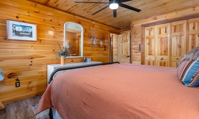 Saint Jo Cabine | Cowboy Cabin: The Bluffs at Saint Jo