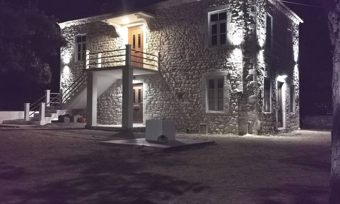 Fokiano Maison | Cozi centrally located country style apartment in a traditional stone house