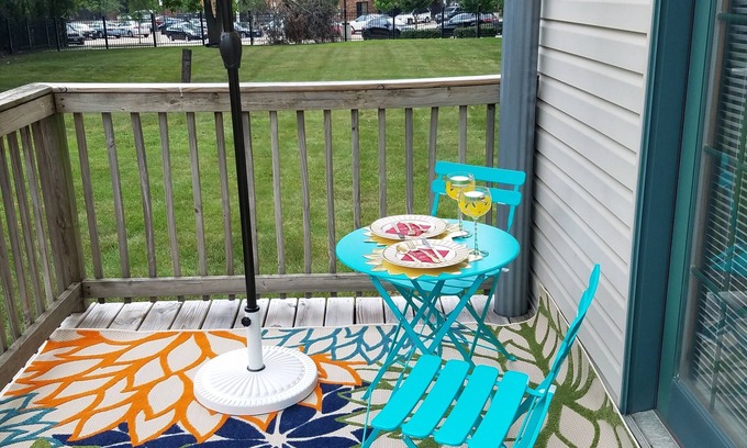 Grand Boulevard Appartement | Cozy 1-2 BR APT w/fireplace & Patio/Deck