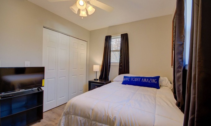 Morris Cabine | Cozy 1 bed with large private fenced yard, Near Brisbin Rd Exit, Short-Longterm