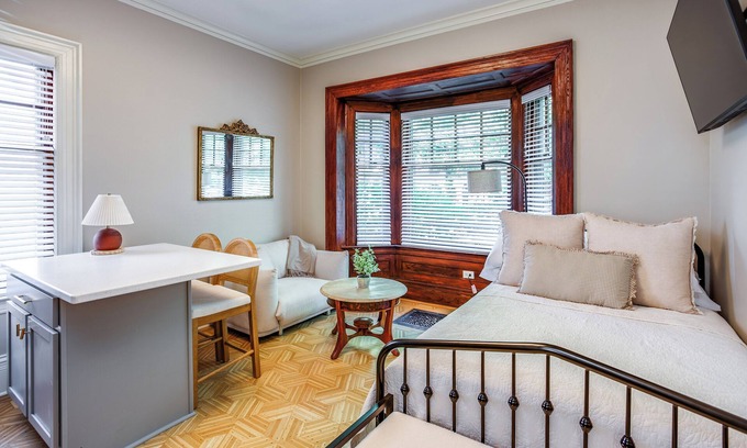 East Avenue Appartement | Cozy 1-bedroom Apartment Steps from Park Ave with AC, WiFi