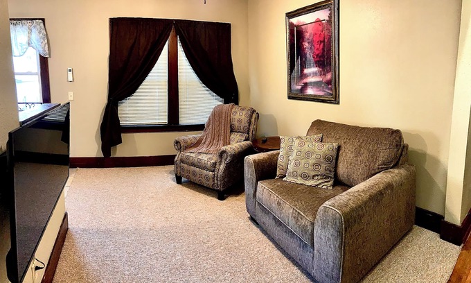 Dubuque Appartement | Cozy 1-bedroom apartment in historic Dubuque with AC, WiFi