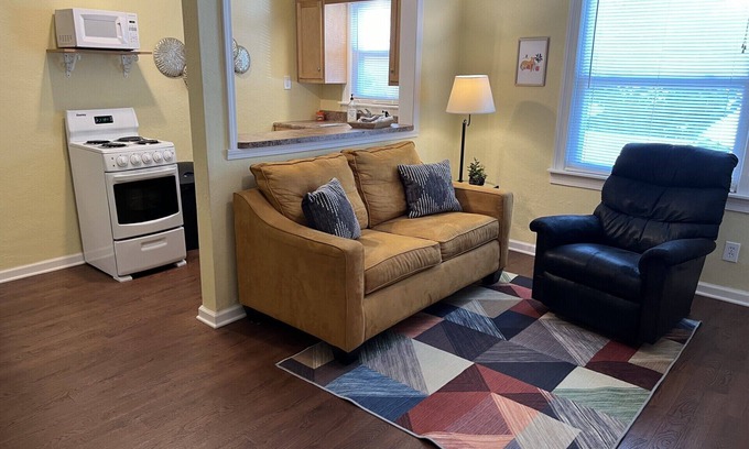 Seymour Appartement | Cozy 1-bedroom apartment in safe area near downtown Seymour with AC, WiFi